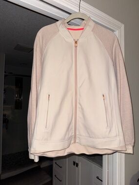Lululemon
Women’s Light Pink Jacket with Zip Pockets